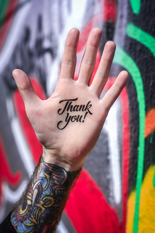 Like ink gavekort billede af hånd med teksten Tak! Skal du tatovere dig? Start med en midlertidig tatovering.