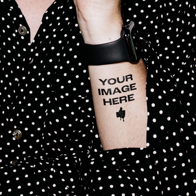 Tatovering på armen, arm tatovering med Like ink symbol og teksten "Dit Logo Her."